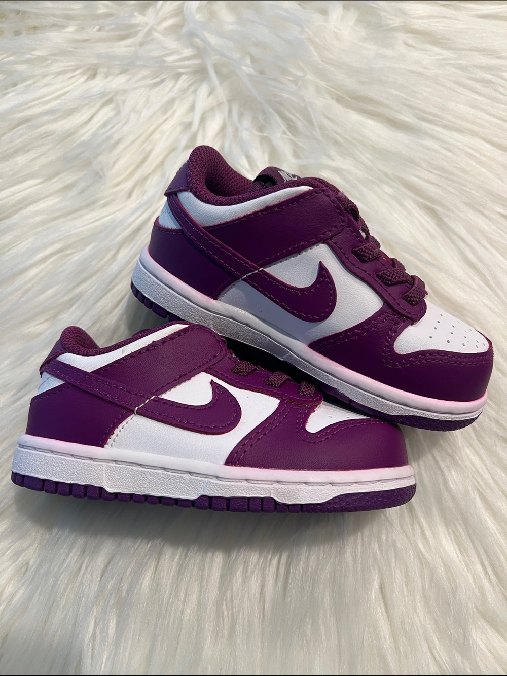 NWOB Nike Girls Toddle sneakers in size 7c color is purple/white
